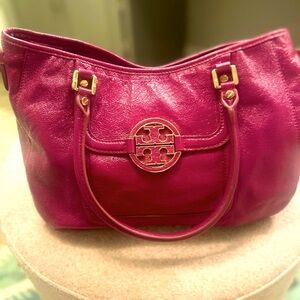 🩷Tory Burch Amanda Fuchsia Vibrant Shiny leather crossbody